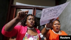 Wabunge Millie Adhiambo (kushoto) and Florence Mutua (kulia) wakiondoka bungeni wakati wa hotuba ya Rais Uhuru Kenyatta kuhusu hali ya kitaifa March 2016.