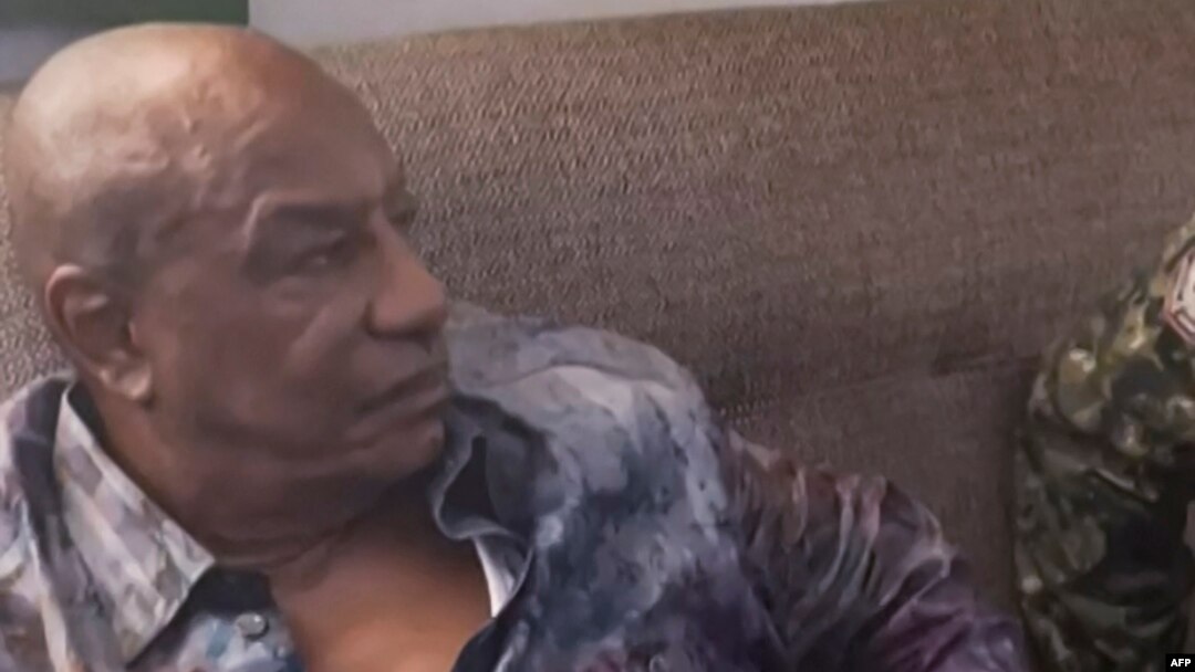 Président Alpha Condé ya Guinée na bokangami na basoda baye basali "coup d'Etat" na Conakry, na Guinée, 5 septembre 2021.