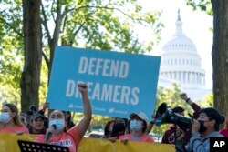 La gente se reúne frente al Capitolio en apoyo de la Acción Diferida para los Llegados en la Infancia (DACA), durante una manifestación en el Capitolio en Washington, el jueves 6 de octubre de 2022.