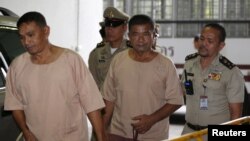 မှတ်တမ်းပုံ - ထိုင်း ဒုတိယဗိုလ်ချုပ်ကြီး Manas Kongpan ကို အစောင့်အရှောက်နဲ့ ရုံးထုတ်လာစဉ်။ နိုဝင်ဘာလ ၁၀ ရက် ၂၀၁၅။