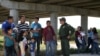 Un agent de la police des frontières s'entretient avec des migrants qui ont franchi illégalement la frontière entre le Mexique et les États-Unis, dans le secteur de Rio Grande Valley, près de McAllen, au Texas, le 2 avril 2018.