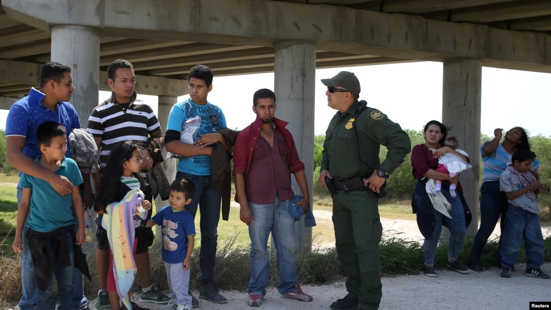 Agent pogranične patrole Serhio Ramirez razgovara sa migrantima koji ilegalno prelaze granicu iz Meksika u SAD (arhivski snimak)