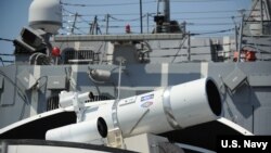 资料照片：美国杜威号导弹驱逐舰上配置的激光武器系统。（美国海军图片）