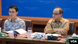 Pelaksana tugas juru bicara Kementerian Luar Negeri Teuku Faizasyah (kanan) dalam jumpa pers di kantornya, Kamis (18/7). (VOA/Fathiyah)