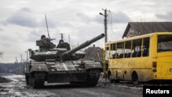 Anggota pasukan Ukraina mengendarai tank saat berpatroli di wilayah desa Torske, Donestk, pada 30 Desember 2022. (Foto: Reuters/Yevhen Titov)