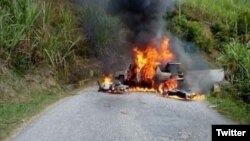 Un vehículo quemado por la guerrilla ELN en Colombia durante el paro armado del 16 de febrero de 2020. (Foto de Twitter)
