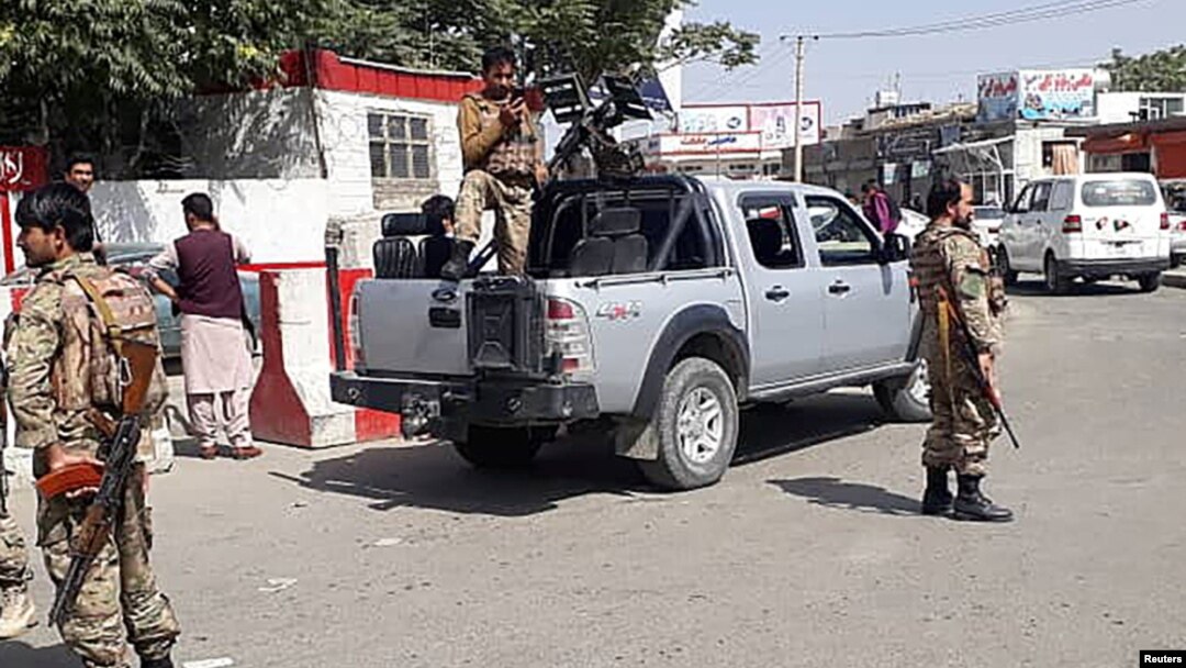 Pasukan keamanan Afghanistan melakukan penjagaan di bandara internasional Kabul, Minggu (15/8). 