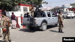 Pasukan keamanan Afghanistan melakukan penjagaan di bandara internasional Kabul, Minggu (15/8). 