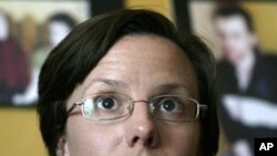 سـارا شۆرد بۆ ده‌زگاکانی ڕاگه‌یاندن ده‌دوێت، (ئه‌رشیفی وێنه‌)