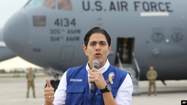 Lester Toledo de la Coalición de Ayuda y Libertad de Venezuela habla frente a un avión de carga C-17 cargado con productos humanitarios en la Base de la Reserva Aérea de Homestead. Foto de archivo.