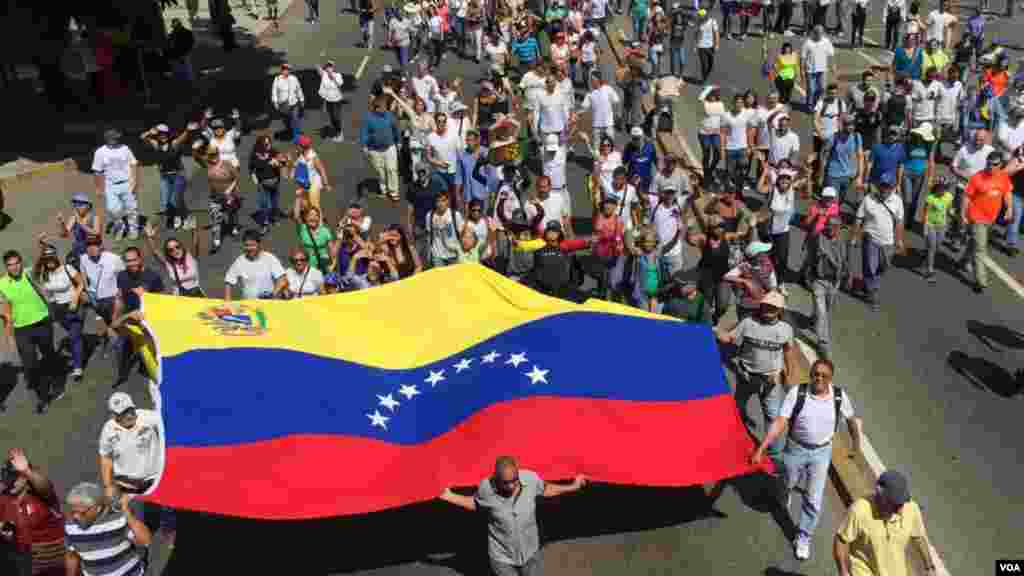 Los venezolanos salieron este sábado a las calles para mostrar el respaldo al presidente encargado Juan Guaidó y para protestar contra el presidente en disputa, Nicolás Maduro.