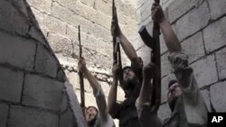 Anggota kelompok pemberontak Tentara Pembebasan Suriah dalam pertempuran di Aleppo, Sabtu (1/9). (Foto: Dok)