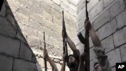Sirijski pobunjenici tokom borbi sa vladinim snagama u Alepu