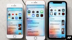 ARSIP – Foto yang diambil pada 22 Oktober 2018 menunjukkan deretan produk iPhone, masing-masing dari kiri iPhone 8, iPhone 8 Plus, dan iPhone XR di New York (foto: AP Photo/Richard Drew)