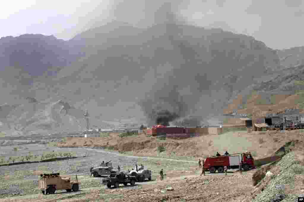 La patrulla fronteriza afgana y los bomberos arriban al sitio del ataque en la base Torkham, Afganistán.