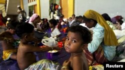 Seorang anak yang diyakini sebagai seorang Rohingya, makan di tempat penampungan setelah diselamatkan bersama ratusan lainnya di Lhoksukon, Aceh, 12 Mei 2015.