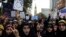 Niñas estudiantes iraníes hace el signo de la victoria en una manifestación anual frente a la excede de la embajada de EE.UU. en Teherán, en el aniversario de la toma de la sede diplomática el sábado, 4 de noviembre de 2017.
