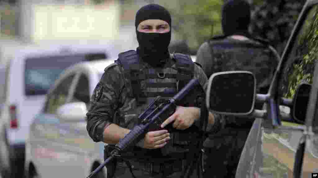 Un agent de la police turque assure la sécurité d&#39;une route menant au consulat américain, Istanbul, 10 août 2015.