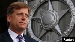 U.S. Ambassador Michael McFaul walks outside as he leaves the Russian Foreign Ministry headquarters in Moscow, May 15, 2013.