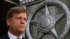 El entonces embajador de Estados Unidos, Michael McFaul, sale de la sede del Ministerio de Relaciones Exteriores de Rusia en Moscú, el 15 de mayo de 2013.