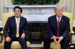 ປະທານາທິບໍດີ ດໍໂນລ ທຣຳ ພົບປະກັບ ນາຍົກລັດຖະມົນຕີຍີ່ປຸ່ນ ທ່ານ Shinzo Abe ໃນຫ້ອງການ ຮູບໄຂ່ ຫຼື Oval Office ຂອງທຳນຽບຂາວ ທີ່ນະຄອນຫຼວງ ວໍຊິງຕັນ, ວັນທີ 10 ກຸມພາ 2017.
