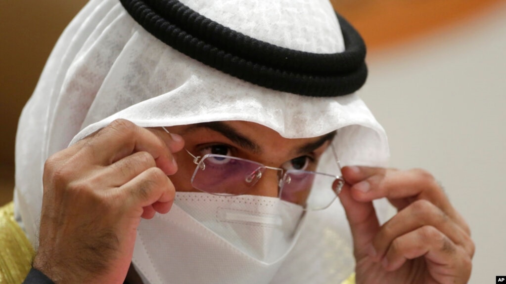 资料照：2021年1月5日，海湾合作委员会秘书长 纳伊夫(Nayef Falah Al-Hajraf )在沙特阿拉伯阿尔乌拉举行的第 41次海湾合作委员会会议期间的新闻发布会上发表讲话时戴着口罩以帮助遏制冠状病毒的传播。（美联社）。(photo:VOA)