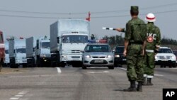 Ðoàn xe tải cứu trợ của Nga tại Rostov-on-Don, khoảng 28km từ biên giới Ukraine, ngày 14/8/2014.