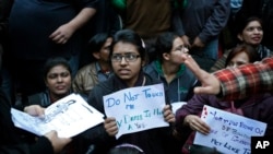 Para pelajar dan mahasiswa perempuan di India melakukan unjuk rasa menuntut hukuman keras kepada tersangka kasus perkosaan di New Delhi (foto: dok). 