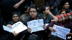 Pelajar India berpartisipasi dalam protes atas perkosaan brutal terhadap seorang perempuan di bis, menuntut ditegakkannya hak-hak perempuan, di New Delhi (16/1). 