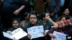 Sinh viên Ấn Độ biểu tình phản đối vụ cưỡng hiếp tàn bạo một phụ nữ ở New Delhi.