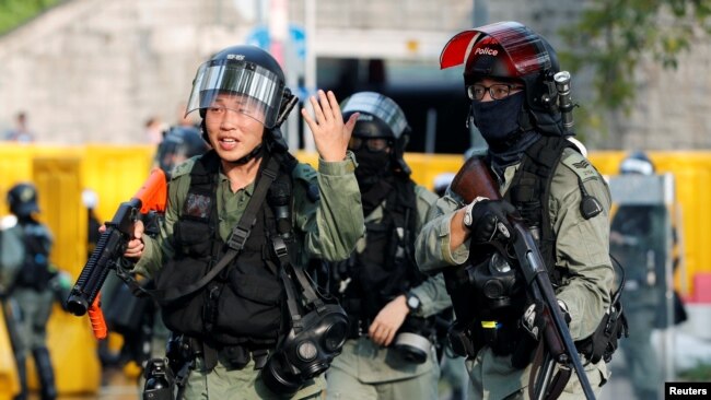 香港防暴警察2019年10月13日在大埔区街道上巡逻。