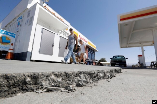 Una grieta a la entrada de una estación de servicio a raíz de un terremoto el sábado 6 de julio de 2019 en Trona, California.