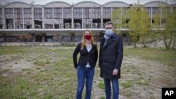 Wali Kota Budapest Gergely Karacsony (kanan) dan Krisztina Baranyi, Wali Kota Distrik ke-9 Budapest berfoto di lokasi yang aka dibangun kampus Universtas Fudan dari China, di Budapest, Hungaria.