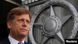 El entonces embajador de Estados Unidos, Michael McFaul, sale de la sede del Ministerio de Relaciones Exteriores de Rusia en Moscú, el 15 de mayo de 2013.