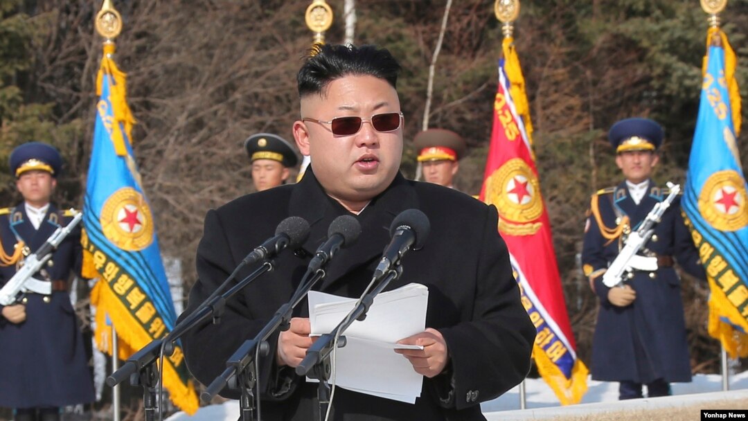 Pemimpin Korea Utara Kim Jong Un berbicara pada pasukan militer di Pyongyang pada 2 April 2014. (Reuters/KCNA)