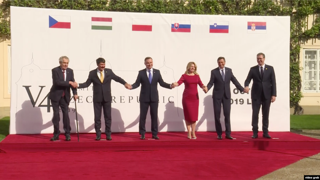 Lideri zemalja centralne Evrope okupljeni u Višegradsku grupu poziraju za zajedničku fotografiju tokom samita u Pragu, 3. oktobra 2019.