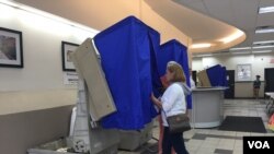 Las votaciones abrieron a las seis y siete de la mañana y cierran a las ocho de la noche. [Foto: Celia Mendoza, VOA].