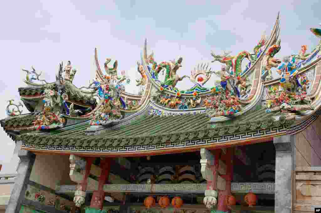 庙宇屋顶上的雕塑丰富多彩