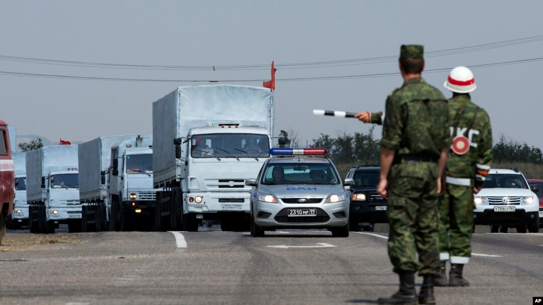 Konvoi truk putih dengan bantuan kemanusiaan tampak di sekitar 28 kilometer dari perbatasan Ukraina, di wilayah Rostov-on-Don, Rusia, Kamis, 14 Agustus 2014.