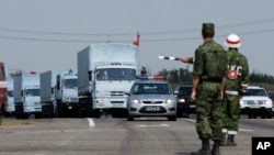 Konvoi truk putih dengan bantuan kemanusiaan tampak di sekitar 28 kilometer dari perbatasan Ukraina, di wilayah Rostov-on-Don, Rusia, Kamis, 14 Agustus 2014.