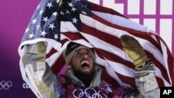 Atlet Amerika Serikat Sage Kotsenburg merayakan kemenangannya setelah berhasil merebut medali emas untuk nomor snowboard slopestyle putra (papan luncur salju) di Rosa Khutor Ekstrim Park, Olimpiade Musim Dingin 2014, Krasnaya Polyana, Rusia (8/2).