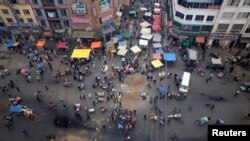 Esta vista aérea tomada en agosto de 2020 muestra a partidarios del derrocado presidente Evo Morales en La Paz, capital de Bolivia, cuando exigían por el retraso de las elecciones, causado por la pandemia de coronavirus.