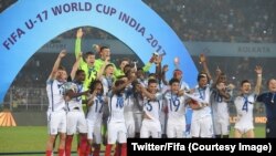 L’équipe d’Angleterre de moins de 17 célèbre après son premier sacre de champion du monde sur une victoire 5-2 en finale contre l’Espagne, à Calcutta, Inde, 28 octobre 2017. (Twitter/Fifa)