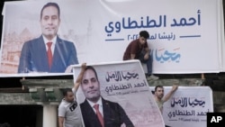 FILE - Supporters of Presidential hopeful candidate Ahmed Tantawy hang his banners reading "Tantawy for Egyptian Presidency 2024," before a press conference in Cairo, October 13, 2023. 