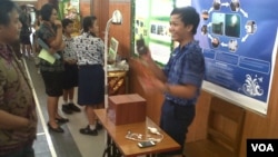 Putu Agastya Satryana (kanan), siswa SMP dari Bali, dengan meja belajar beraliran listrik buatannya. (VOA/Muliarta)