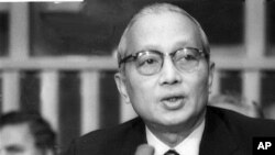 ကုလသမဂၢအတြင္းေရးမွဴးခ်ဳပ္ေဟာင္း ဦးသန္႔။ (ႏို၀င္ဘာ ၂၅၊ ၁၉၇၄)။
