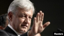 El candidato del PRD pidió al Instituto Federal Electoral un recuento de todos los sufragios, voto por voto.