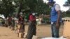 Metuge: Campo de deslocados do centro agrário de Napala. Distribuição de alimentos por PMA a deslocados da insurgência em Cabo Delgado.