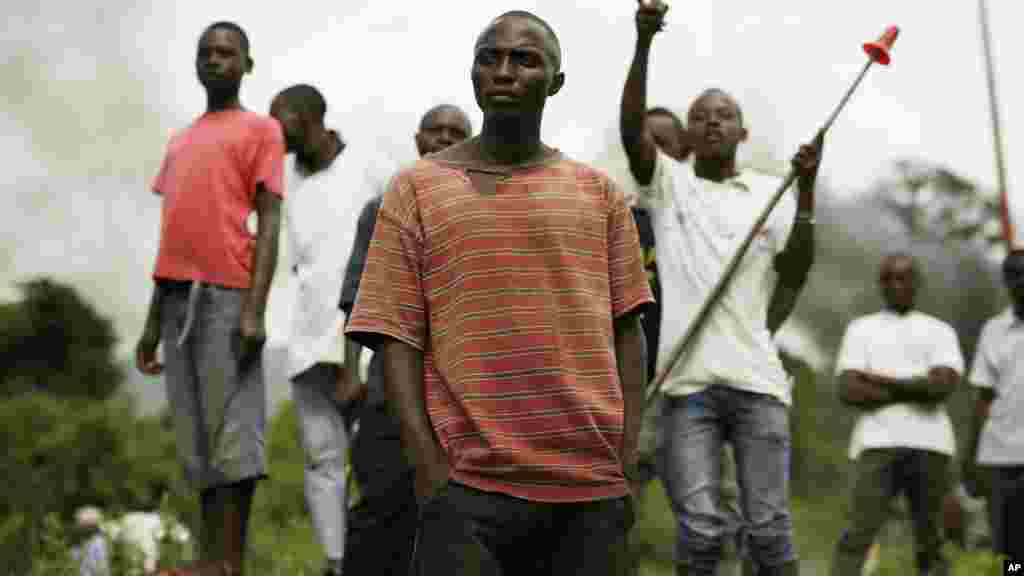 Des manifestants affrontent la police antiémeute dans le quartier Musaga à Bujumbura, au Burundi, lundi 4 mai 2015.