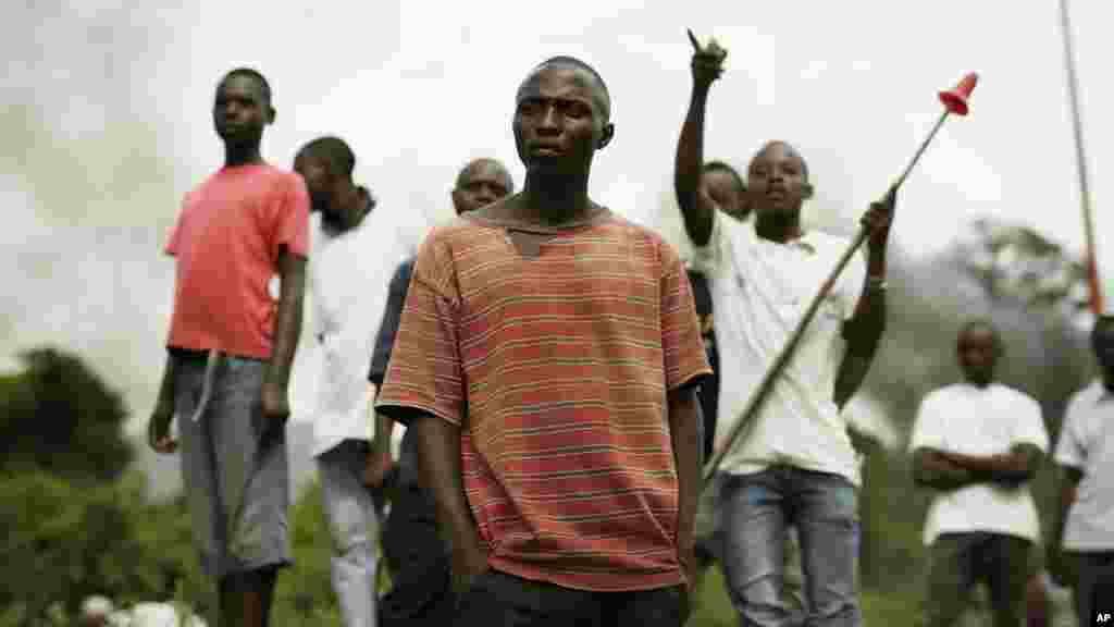 Demonstrators face off against riot police in the Musaga district of Bujumbura, May 4, 2015.